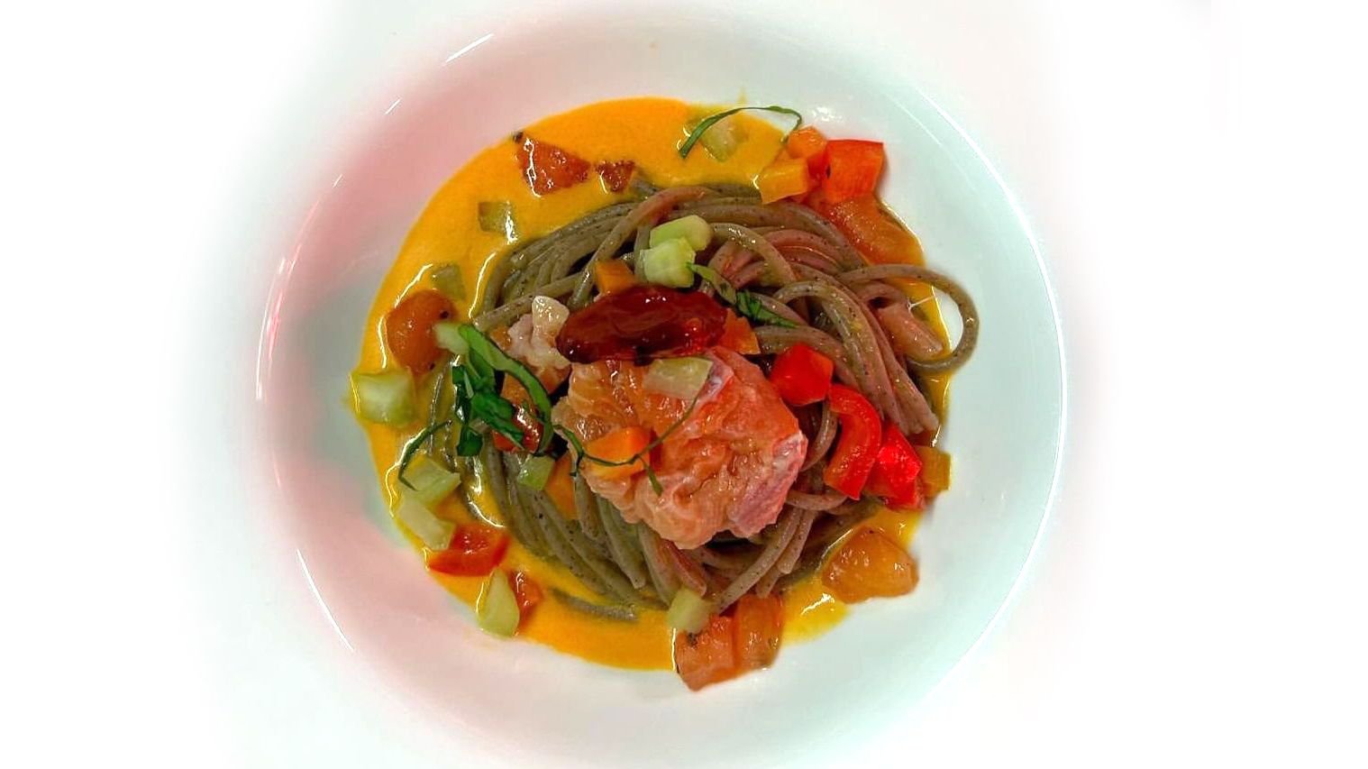 Fidelin del moro su gazpacho di pomodoro, millepunti di verdurine e trota salmonata